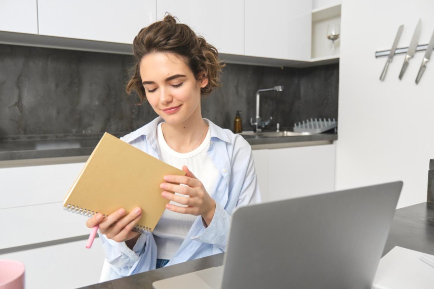 Espace de travail collaboratif avec ordinateurs et outils de planification budgétaire